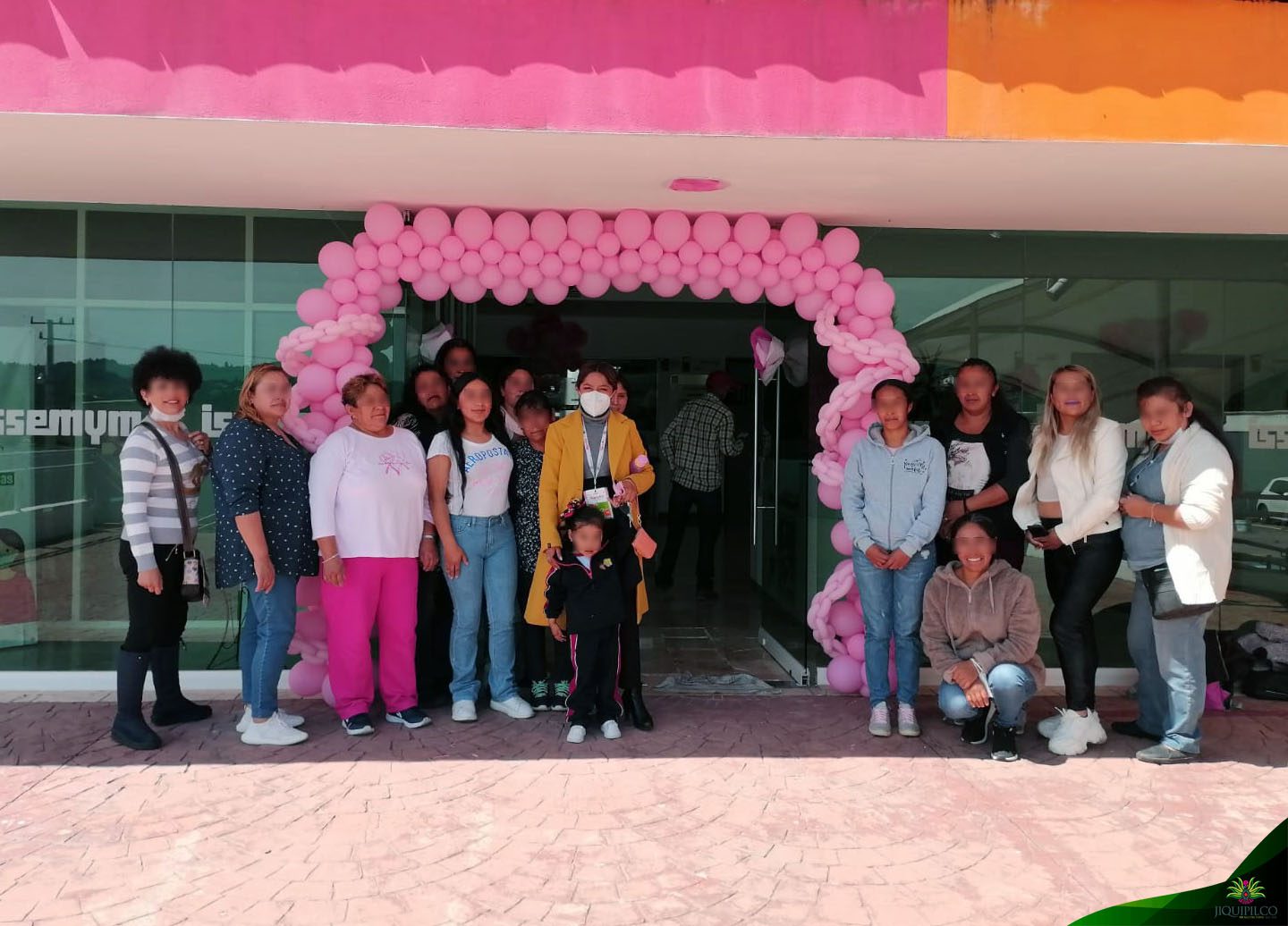 1697756672 630 Las participantes del curso de decoracion con globos y con