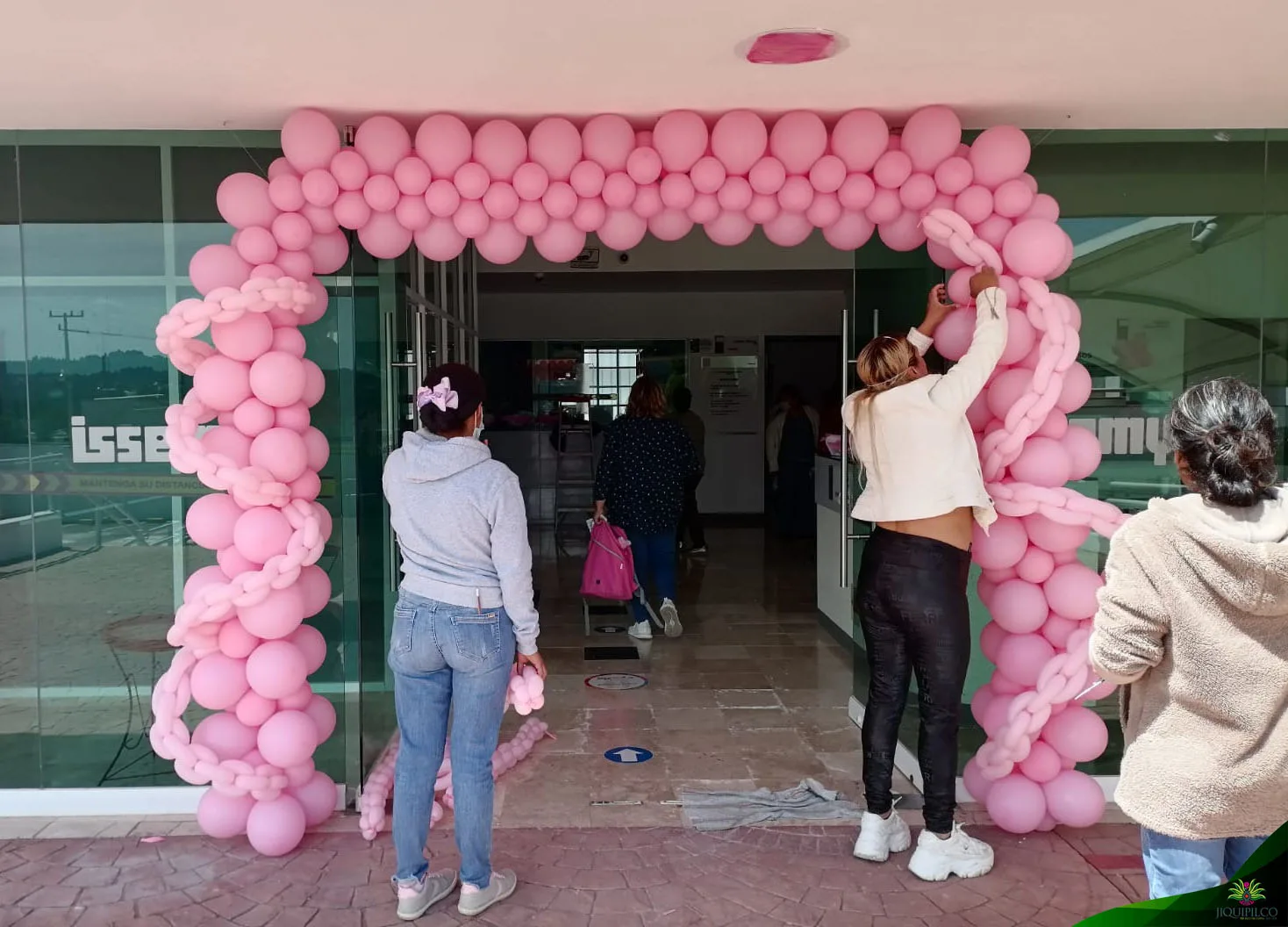 1697756694 Las participantes del curso de decoracion con globos y con jpg