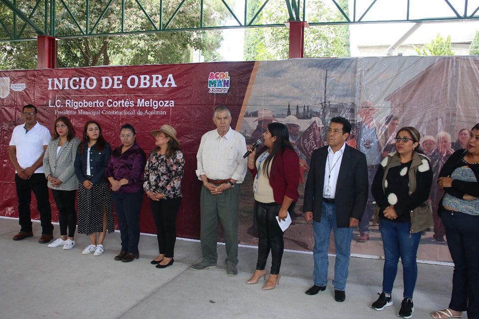 1697841208 795 Acompanado de miembros del cabildo Autoridades Auxiliares maestros y alumnos