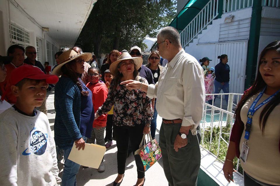 1697841214 206 Acompanado de miembros del cabildo Autoridades Auxiliares maestros y alumnos