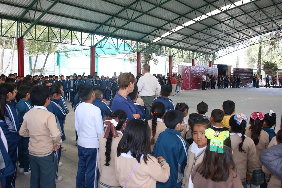 1697841221 282 Acompanado de miembros del cabildo Autoridades Auxiliares maestros y alumnos