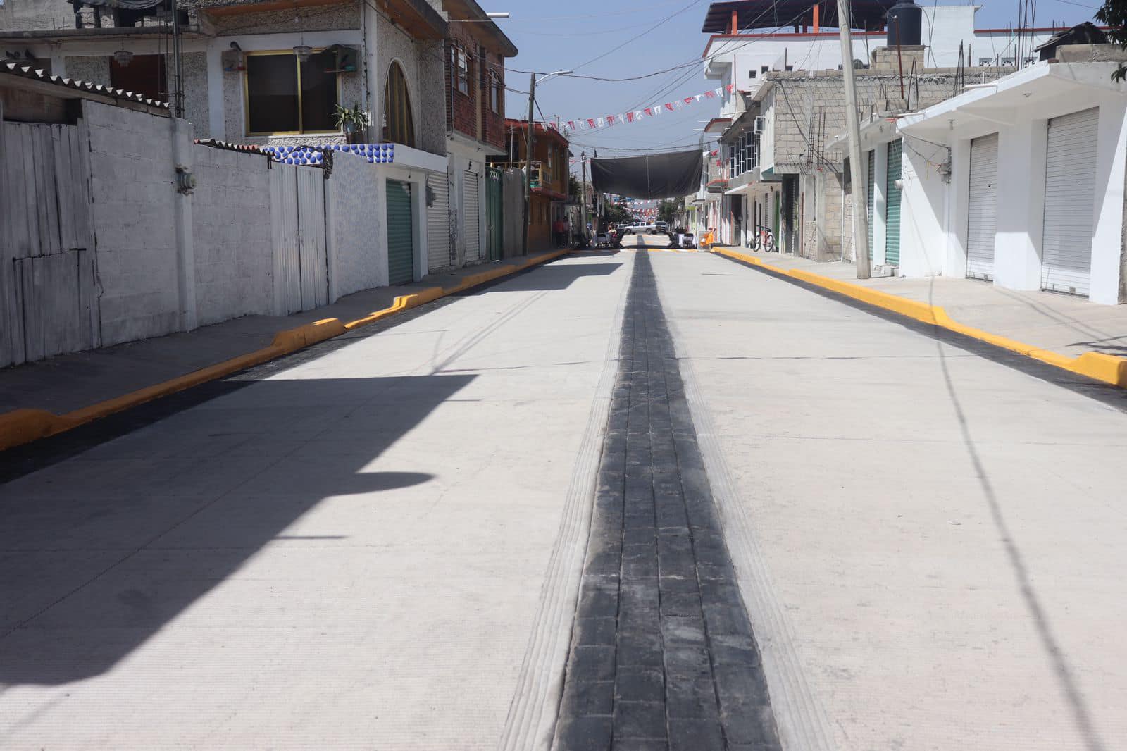 1697932259 927 MasObrasParaSanPedroTlaltizapan entregamos la pavimentacion de la calle 5 de Ma