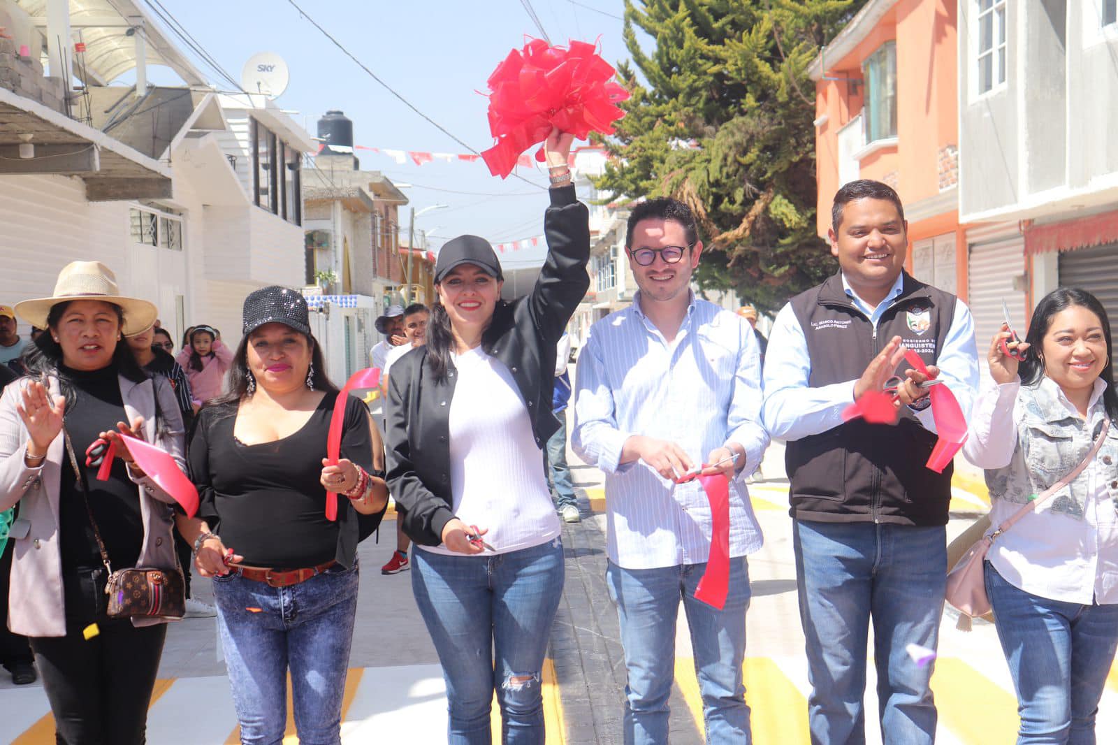 1697932265 125 MasObrasParaSanPedroTlaltizapan entregamos la pavimentacion de la calle 5 de Ma