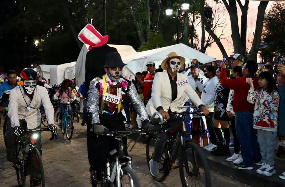 1697981693 385 Festival DiaDeMuertos 2023 llevamos a cabo la Rodada de Catrinas