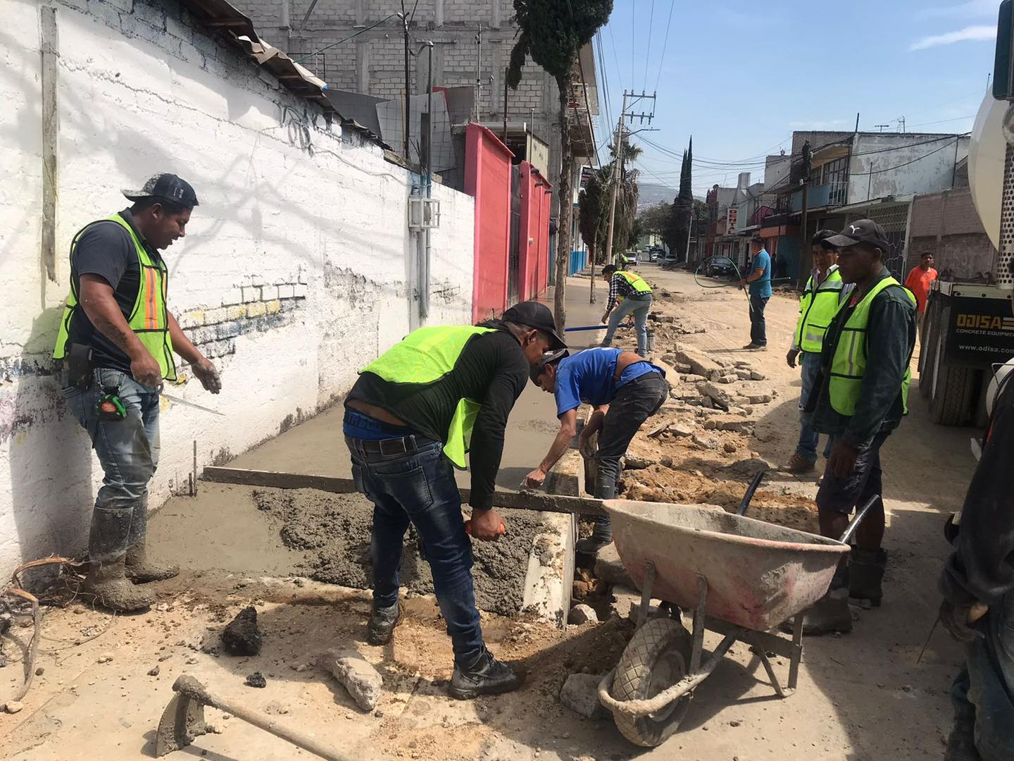 1697998624 INFRAESTRUCTURA Se realiza el mantenimiento de drenaje sanitario pavimentacio