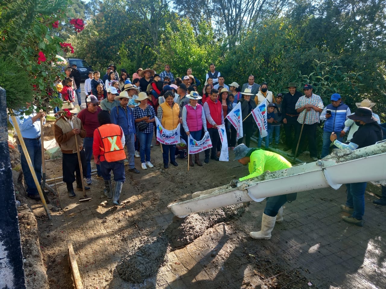 1698063318 416 Construccion de pavimento con concreto hidraulico en la comunidad de