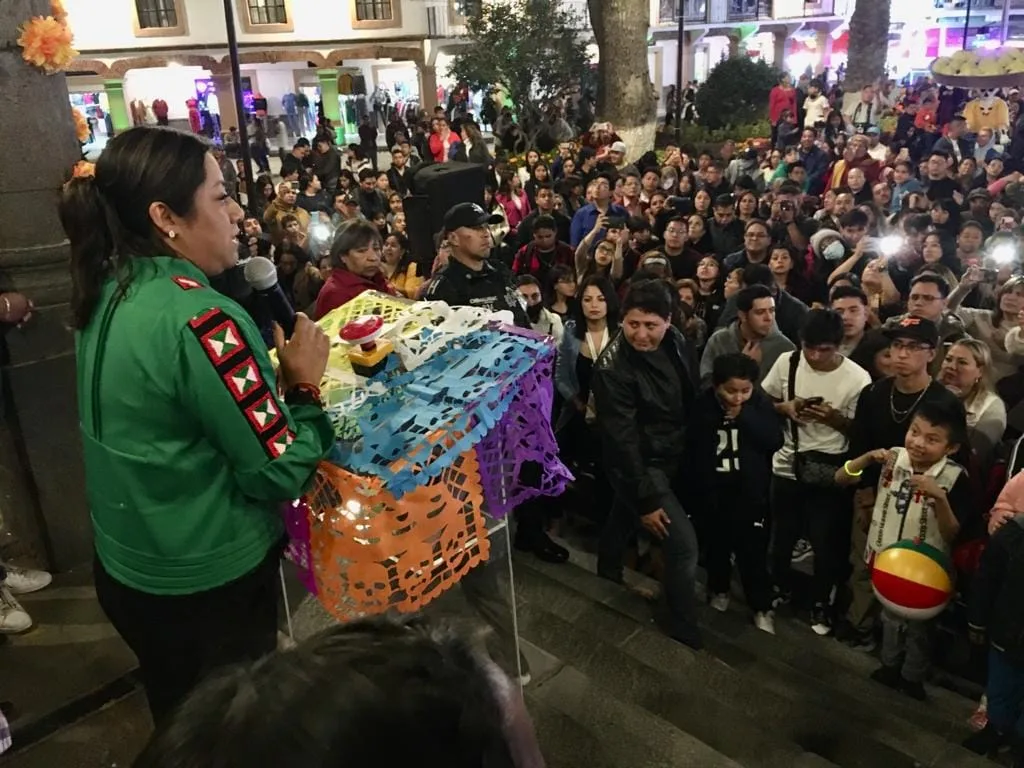 1698074057 PRESIDENTA XOCHITL FLORES ENCIENDE LUCES EN PLAZA ZARAGOZA CON MOTIVO jpg