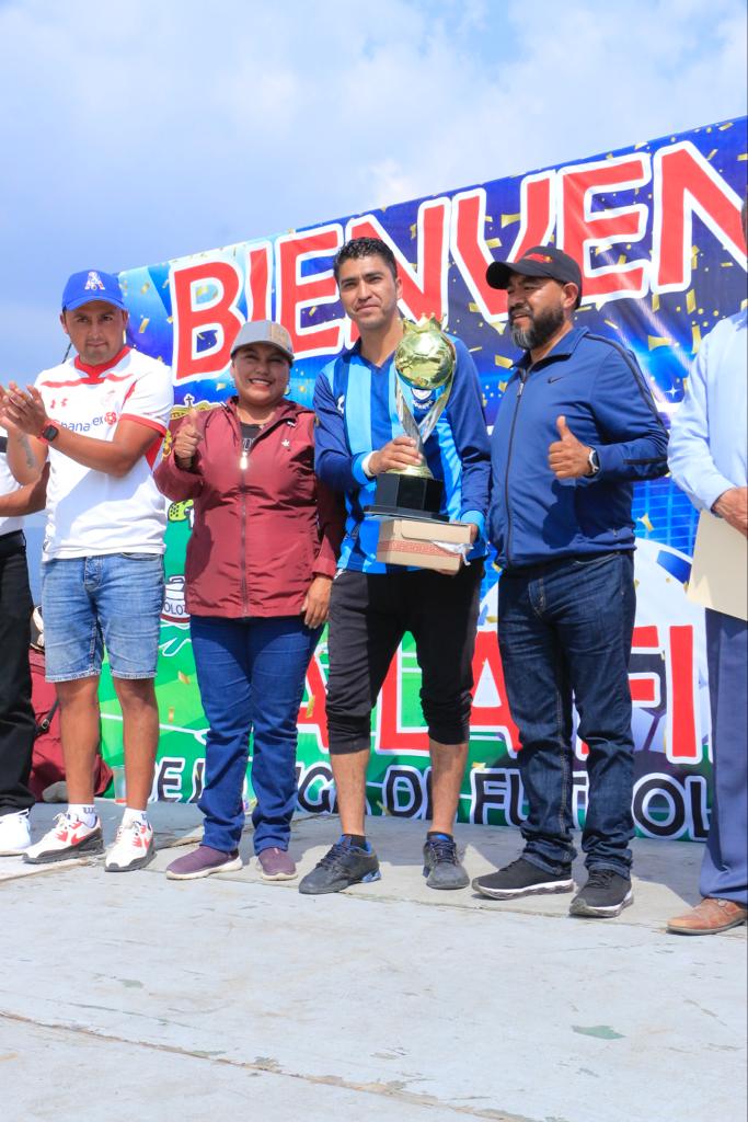 1698077504 289 Liga municipal de futbol Premia Erika Sevilla a los campeones