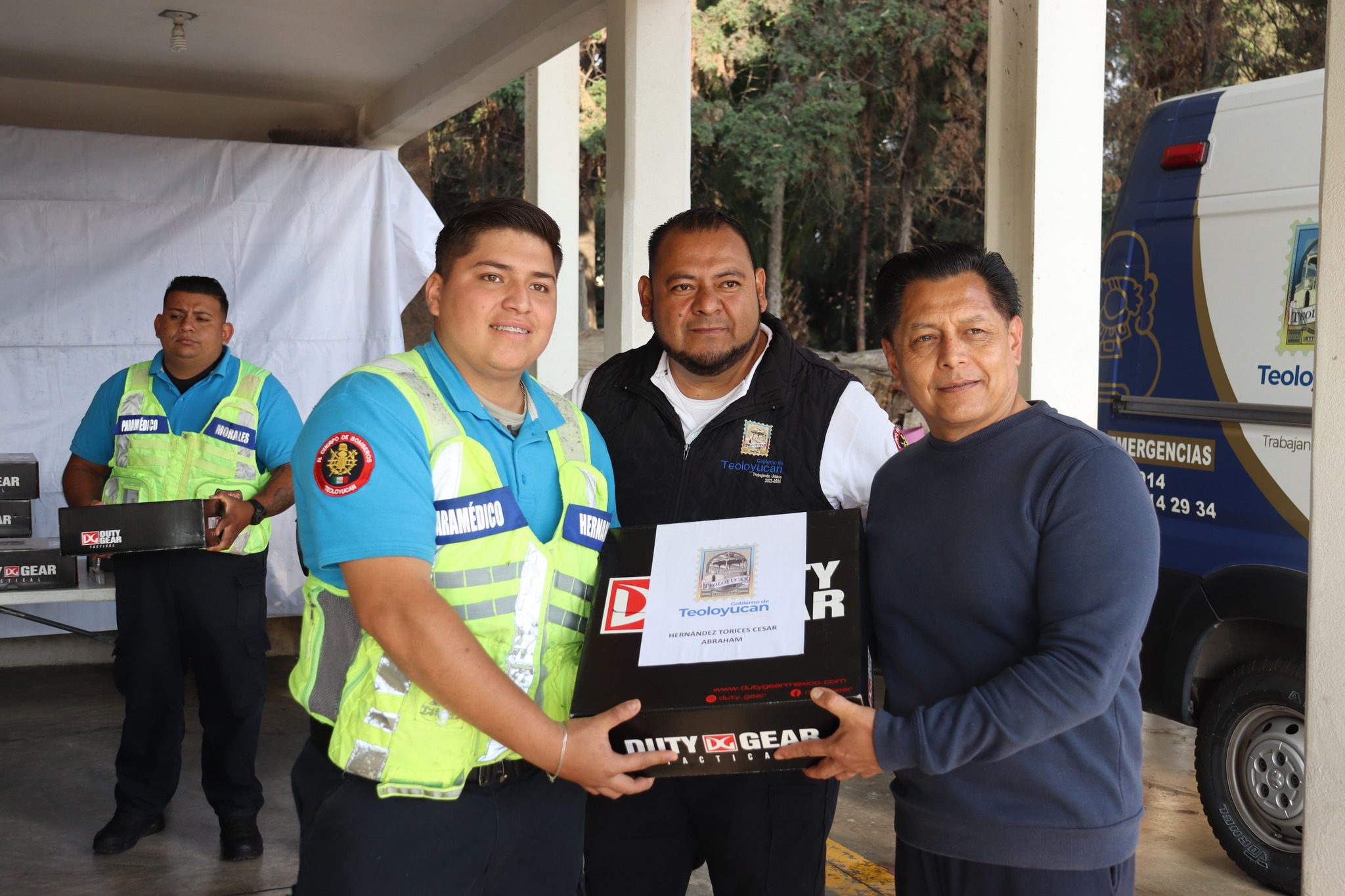 1698079588 298 Entrega de botas de seguridad Esta Manana el Presidente Municipal