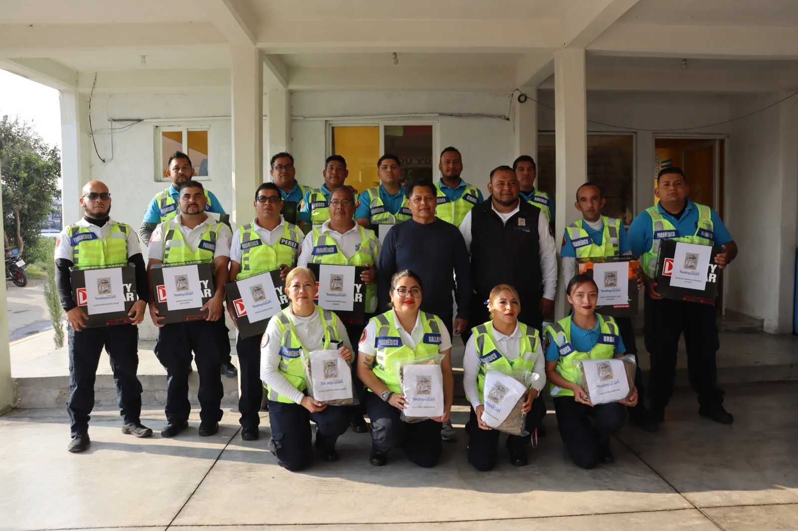 1698079618 Entrega de botas de seguridad Esta Manana el Presidente Municipal scaled