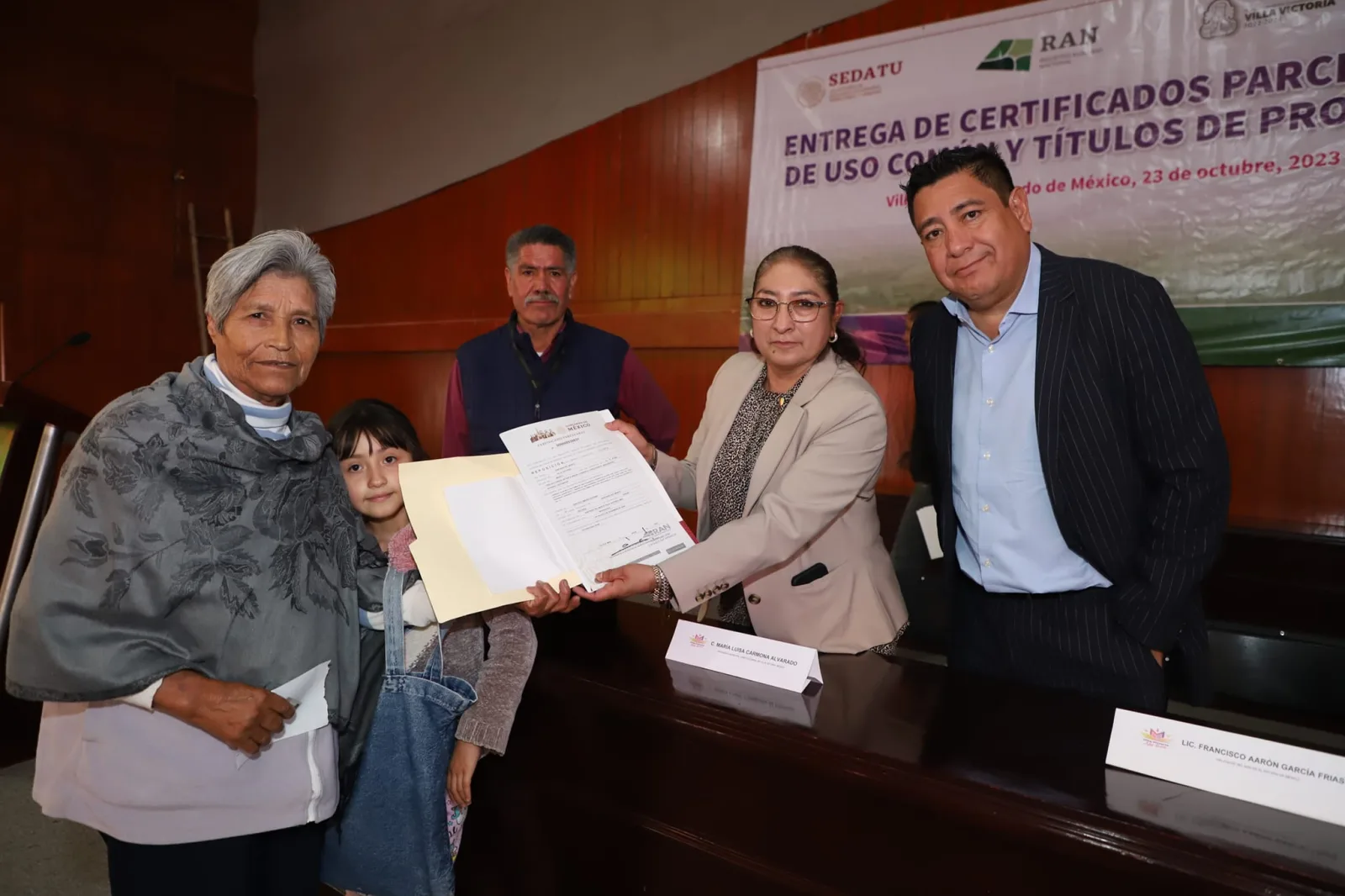 1698083031 Encabeza la Presidenta Municipal Maria Luisa Carmona Alvarado la entrega scaled