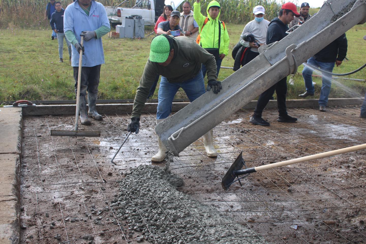 1698085048 763 Arrancamos la construccion de concreto hidraulico en la Calle Principal