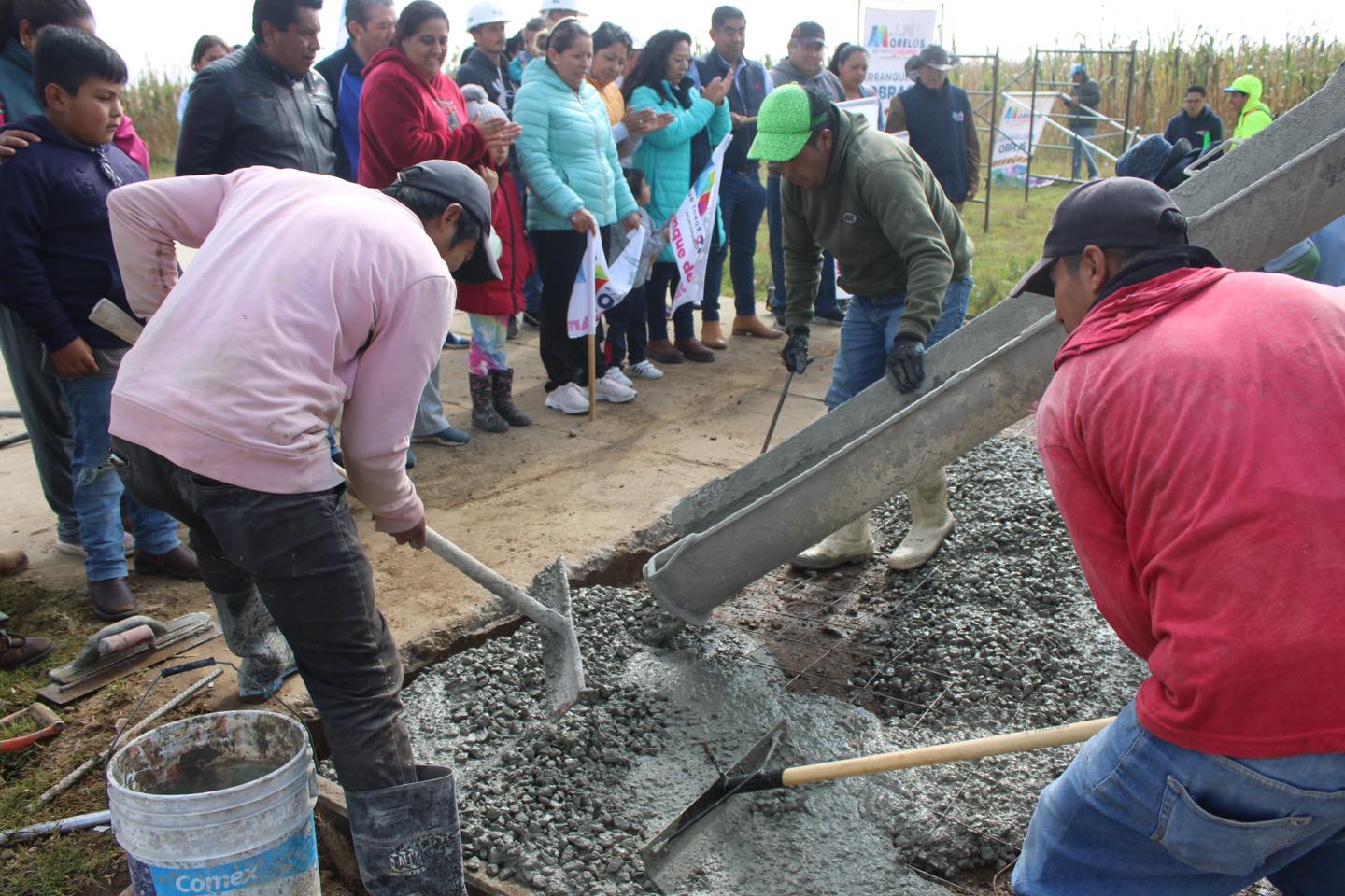 1698085085 Arrancamos la construccion de concreto hidraulico en la Calle Principal