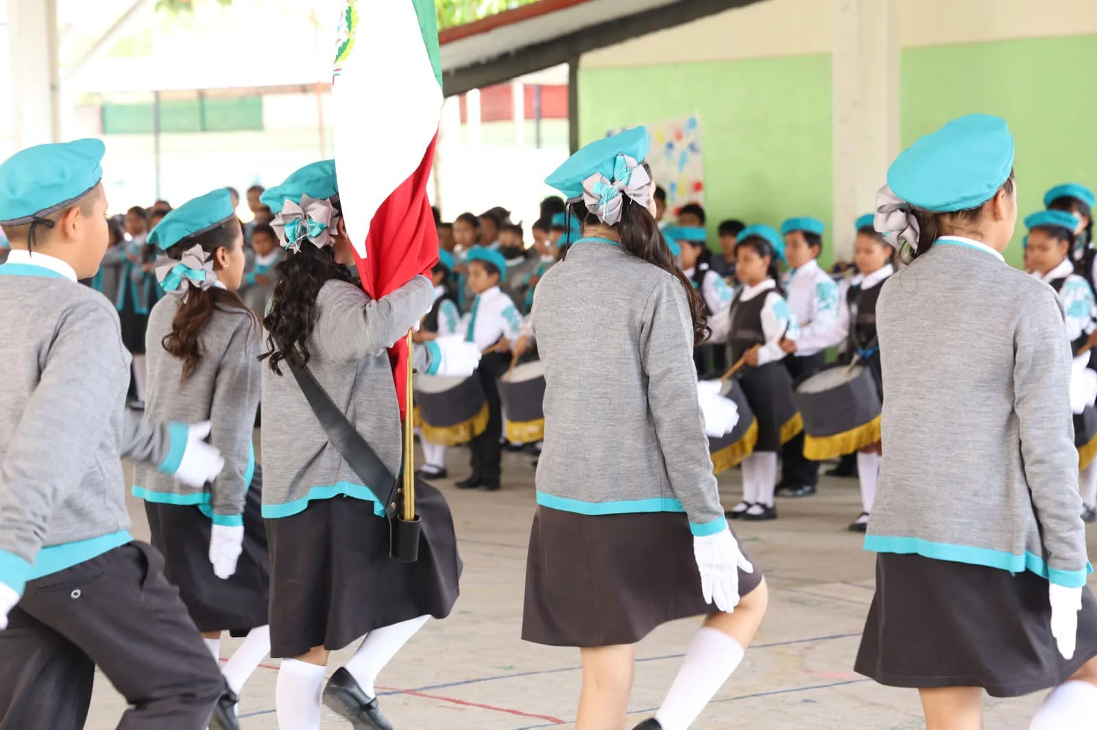 1698088196 Esta manana nuestras autoridades municipales acudieron a la Escuela Primaria jpg