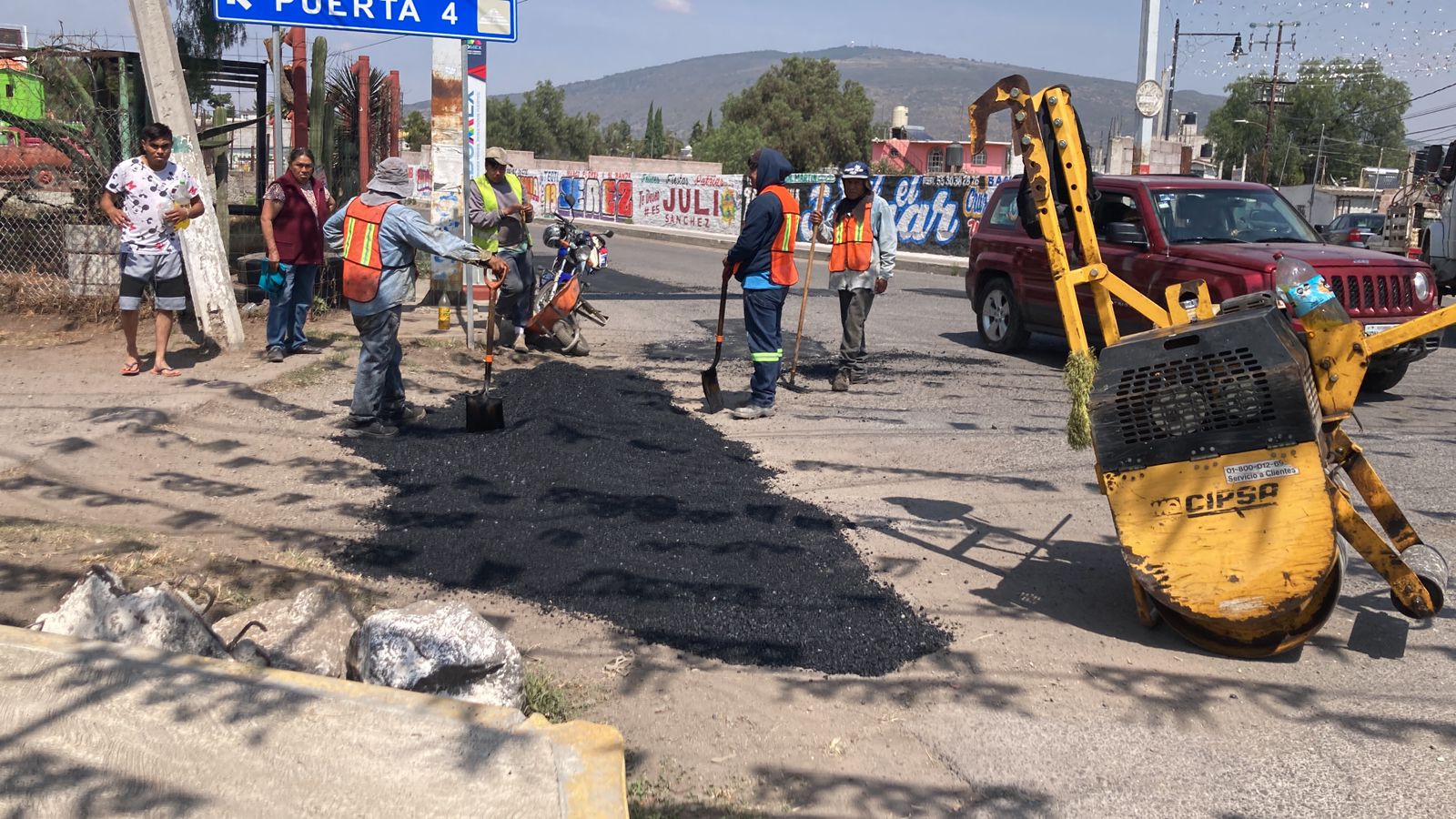 1698151817 96 Continuamos bacheando sin detenernos Esta lunes brindamos mantenimiento a las