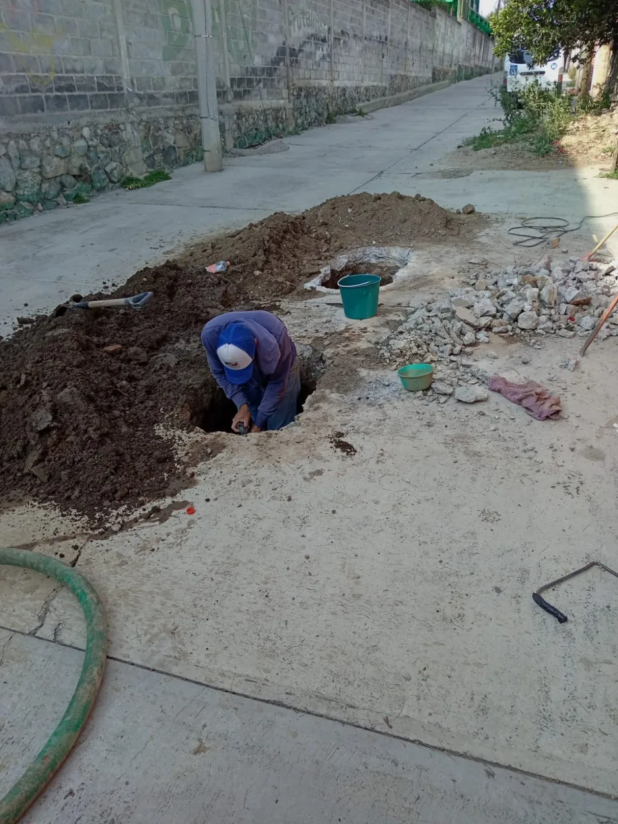 1698175271 212 Se reporta fuga de agua potable en la linea de