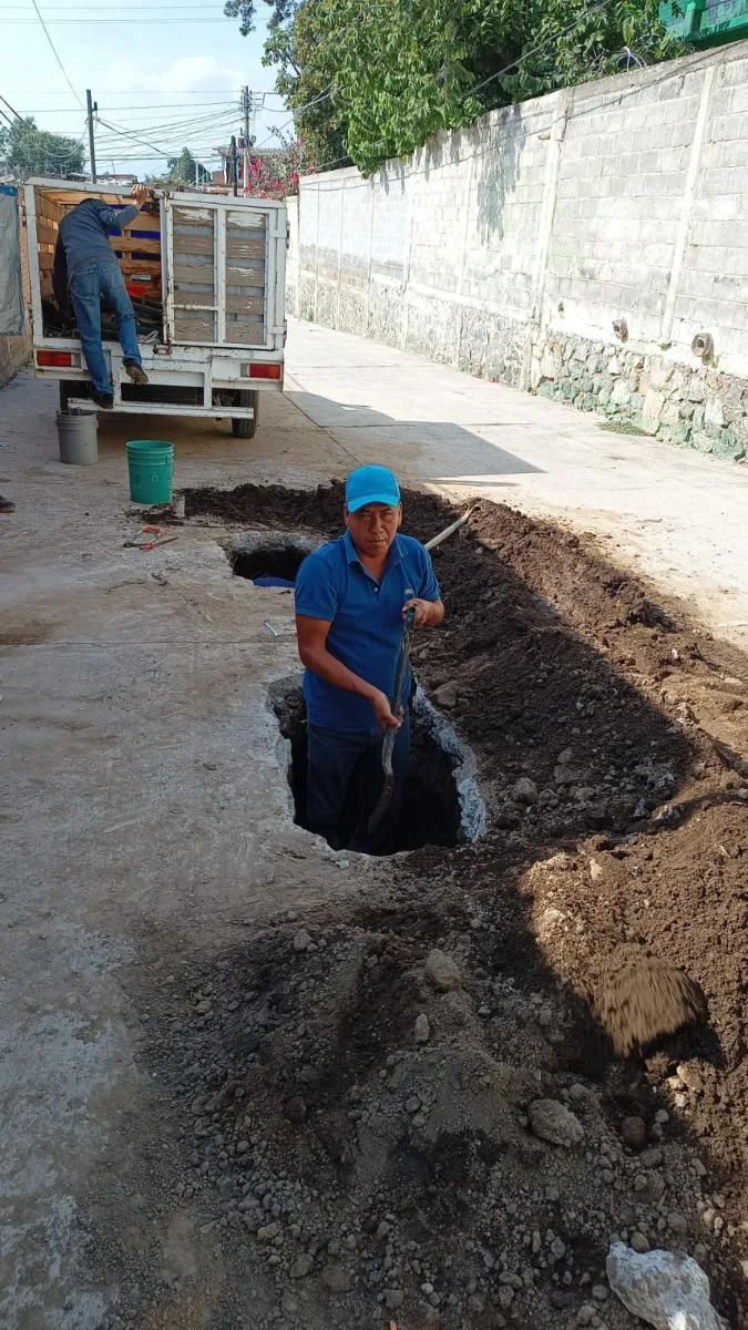 1698175290 Se reporta fuga de agua potable en la linea de