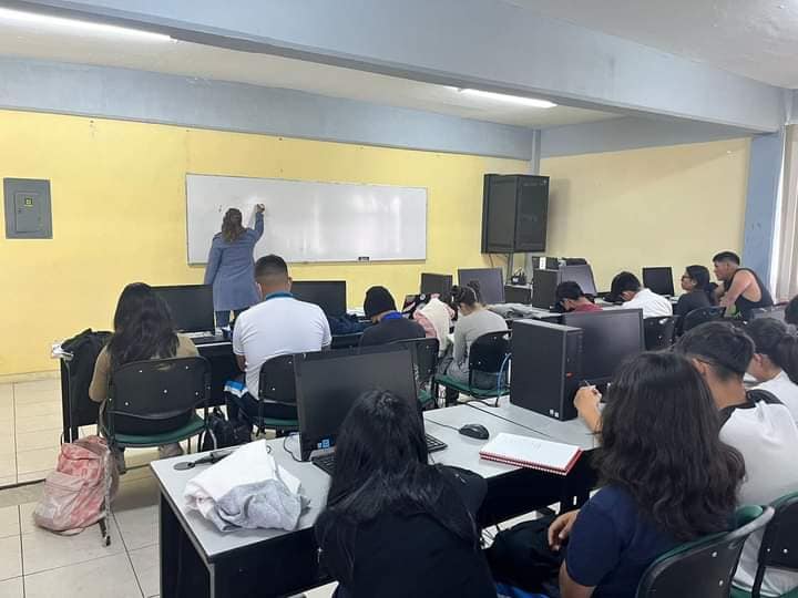 1698186897 175 La DireccionDeLaMujer impartio el taller Por Una Vida Libre de