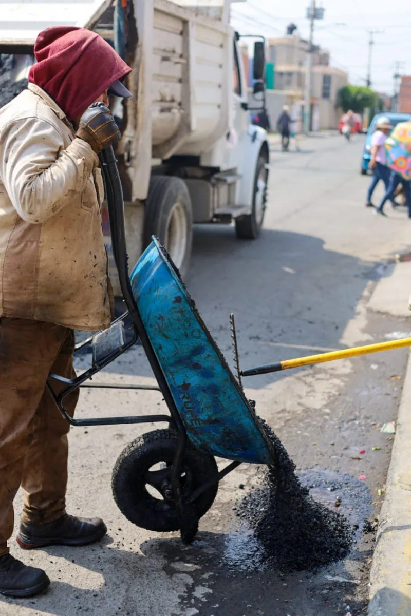 1698240090 881 Para contar con vialidades transitables se realizaron labores de bacheo