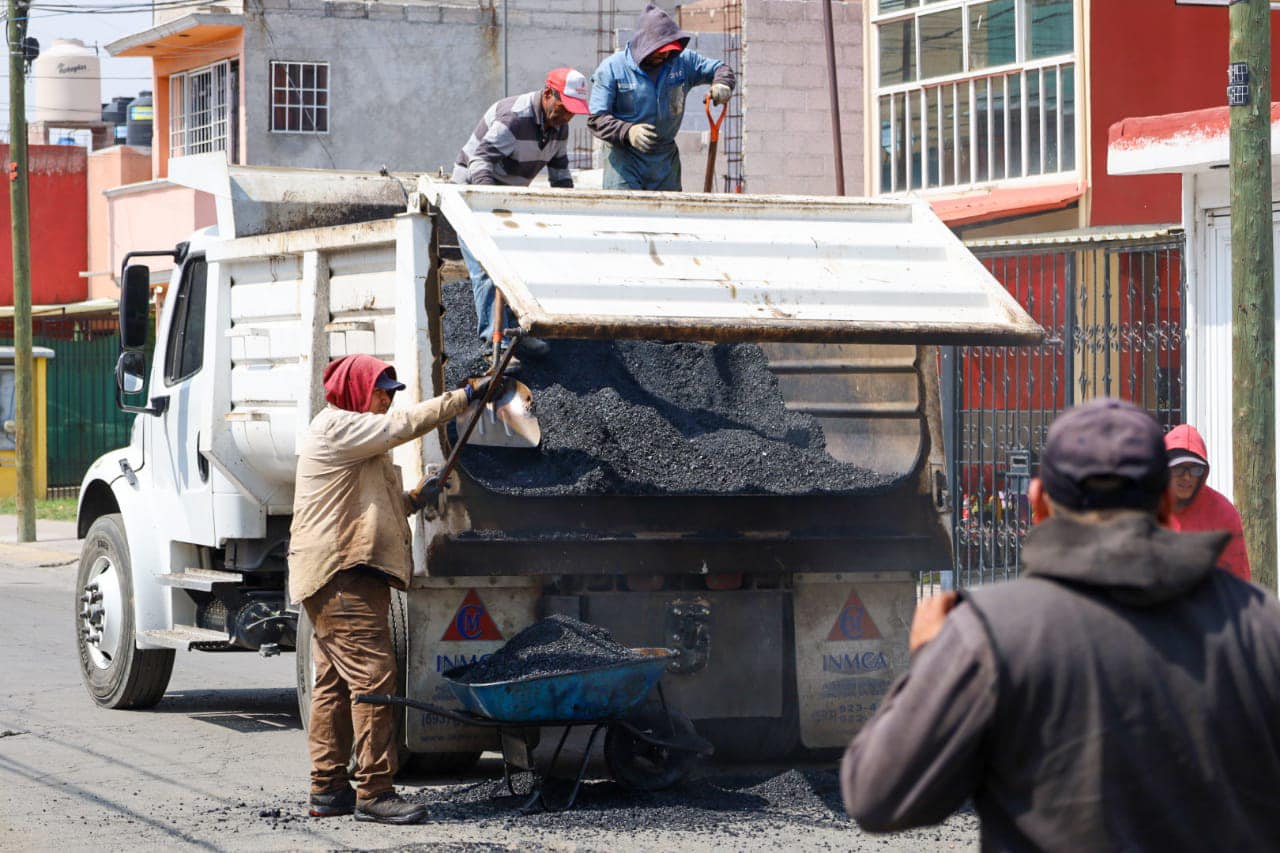 1698240102 568 Para contar con vialidades transitables se realizaron labores de bacheo