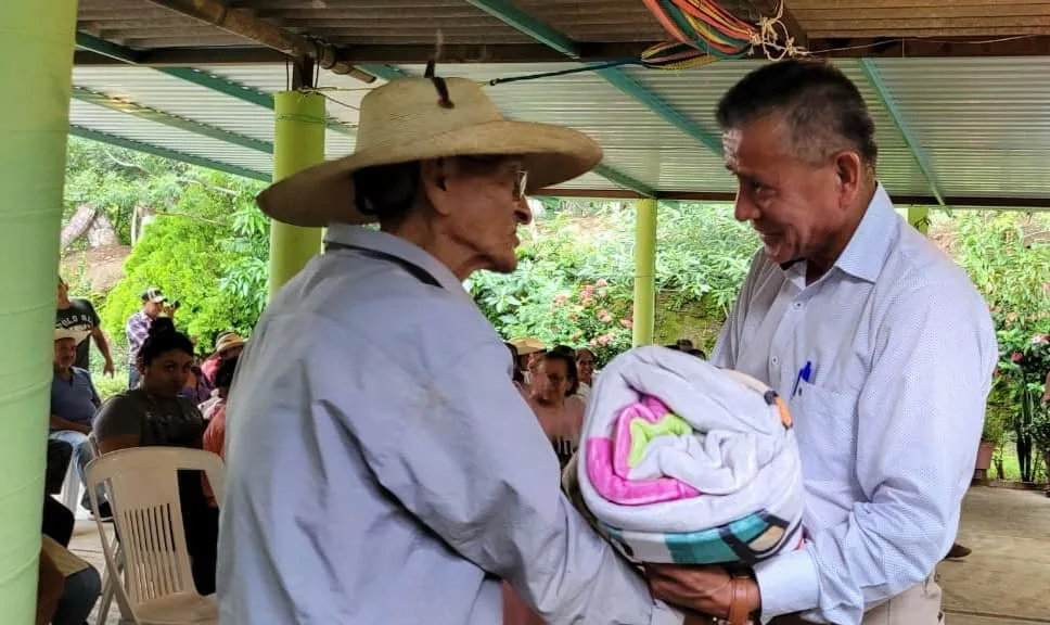 1698256263 Llevamos a cabo jornada de entrega de cobertores en coordinacion jpg