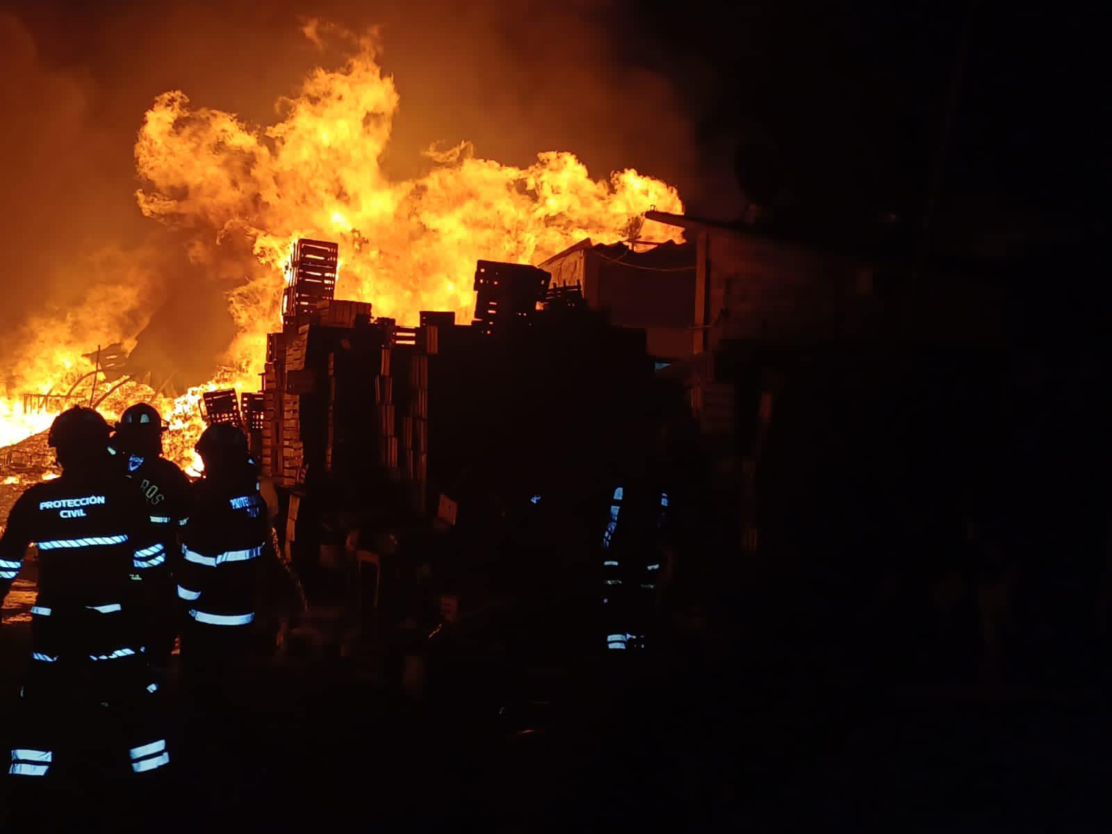 1698324075 623 INCENDIO Nuestro equipo de PC Bomberos Toluca al