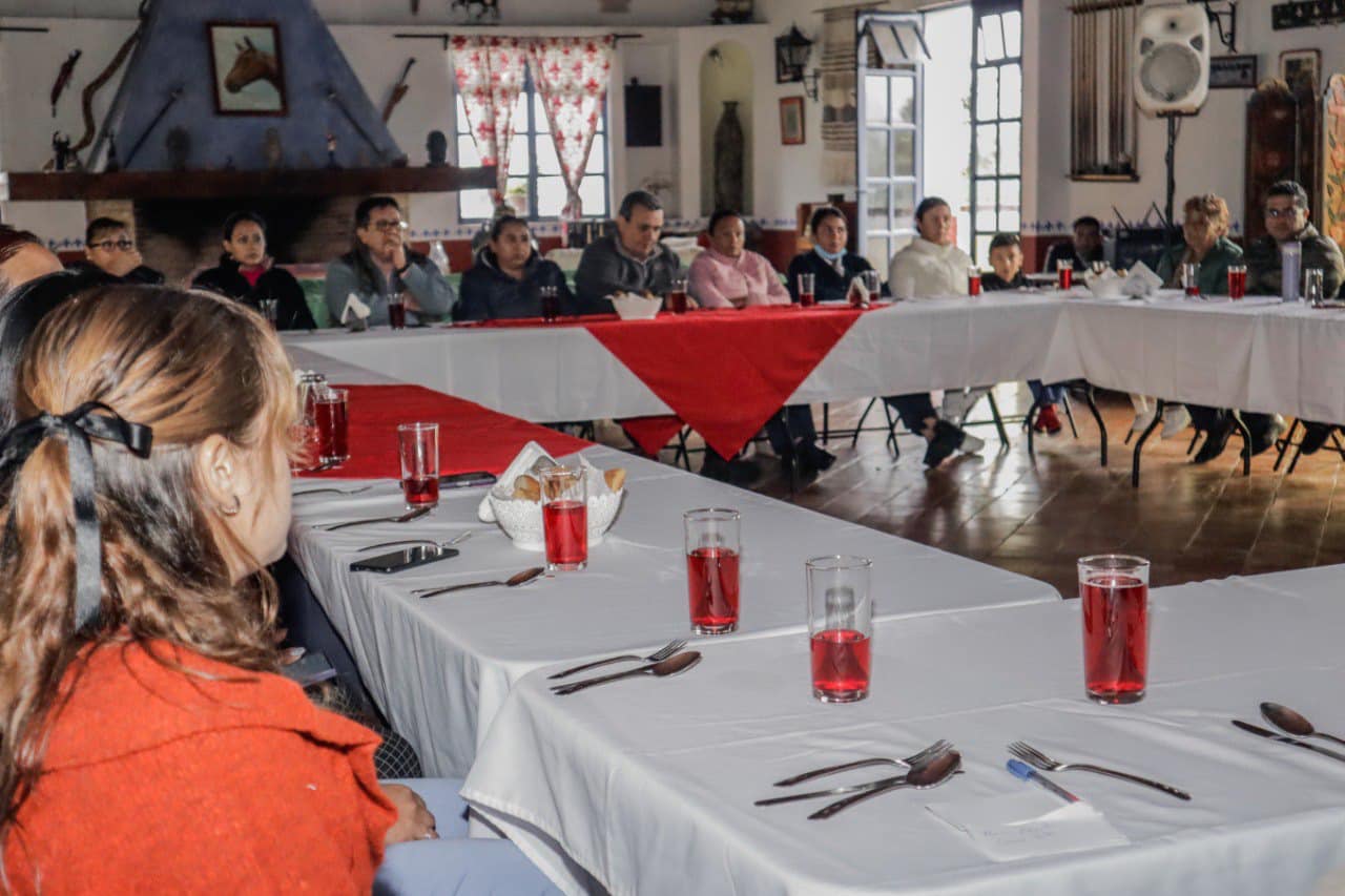 1698326526 714 El Gobierno Municipal de CoatepecHarinas reconoce y honra el profesionalismo