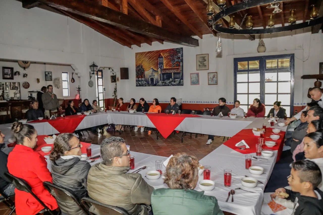 1698326560 El Gobierno Municipal de CoatepecHarinas reconoce y honra el profesionalismo jpg