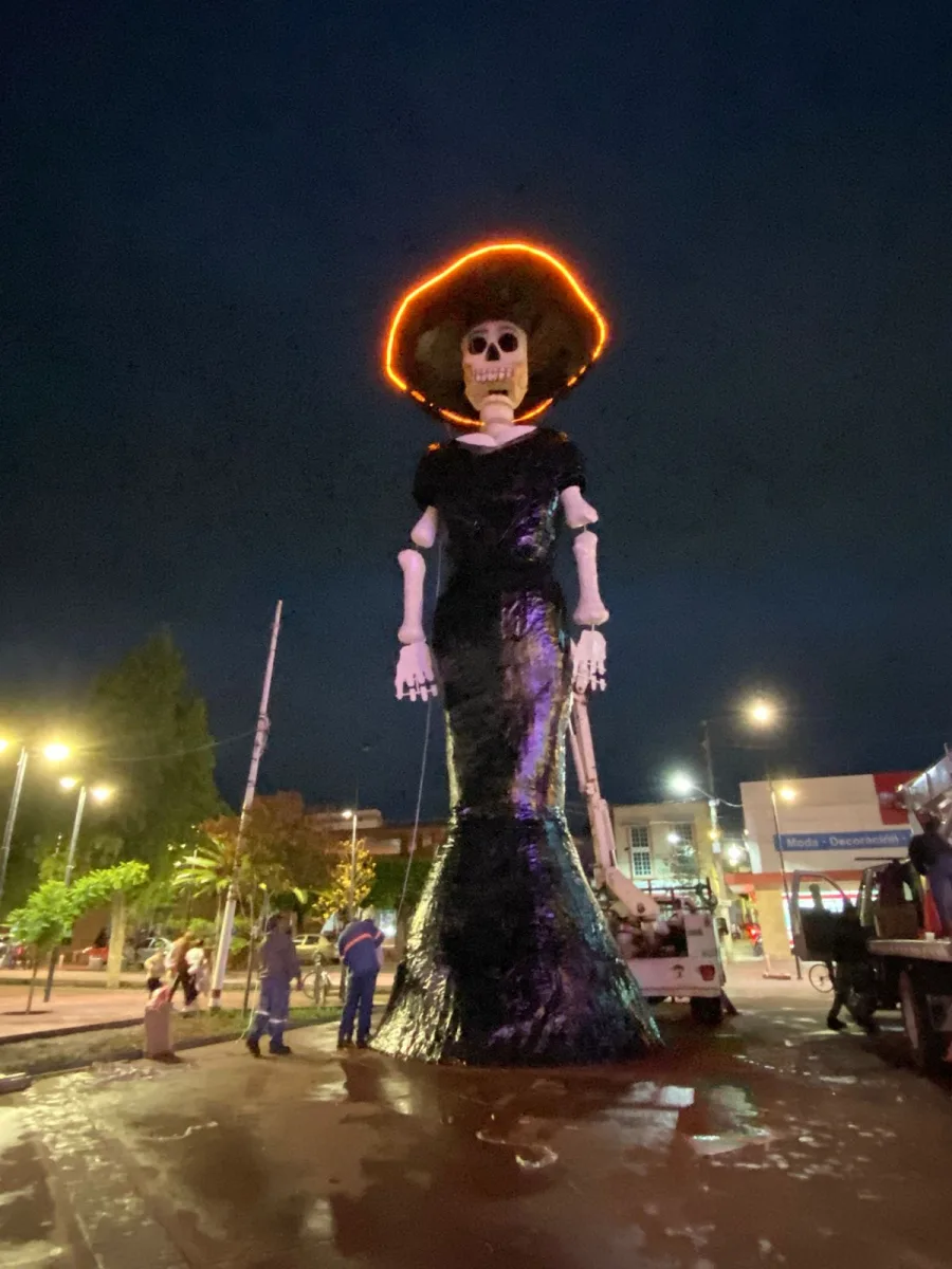 1698334655 270 Hoy llego a nuestro querido municipio la primera Catrina Monumental