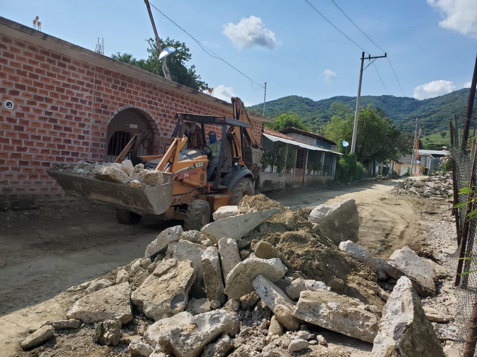 1698335432 564 Estamos construyendo el concreto en la calle Prolongacion Allende en