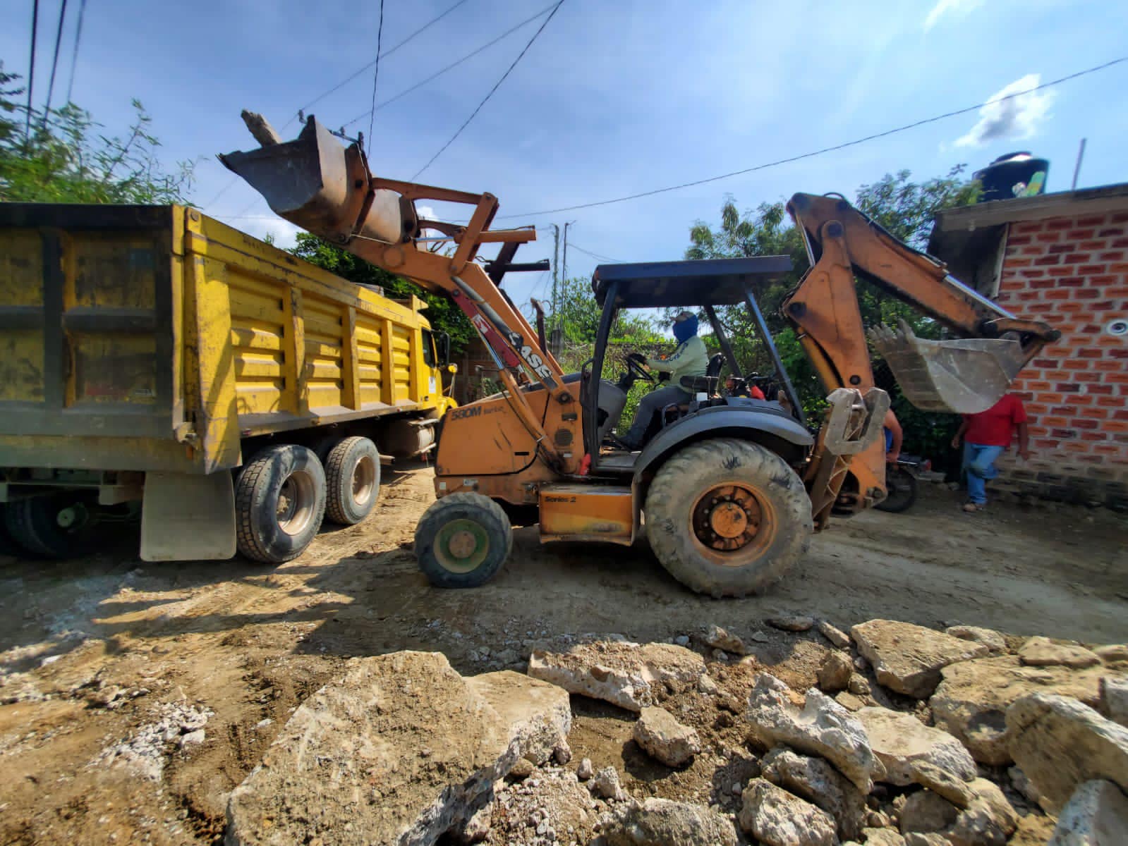 1698335441 Estamos construyendo el concreto en la calle Prolongacion Allende en