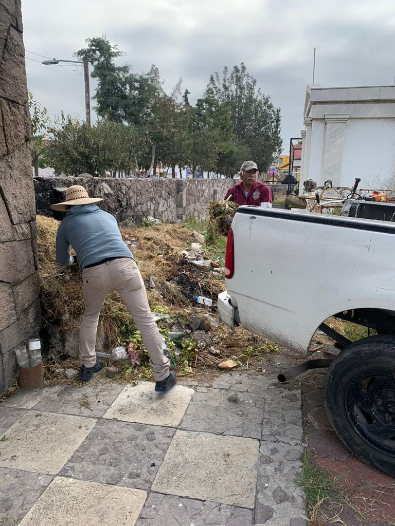 1698340674 481 En dias pasados el personal de parques y panteones termino