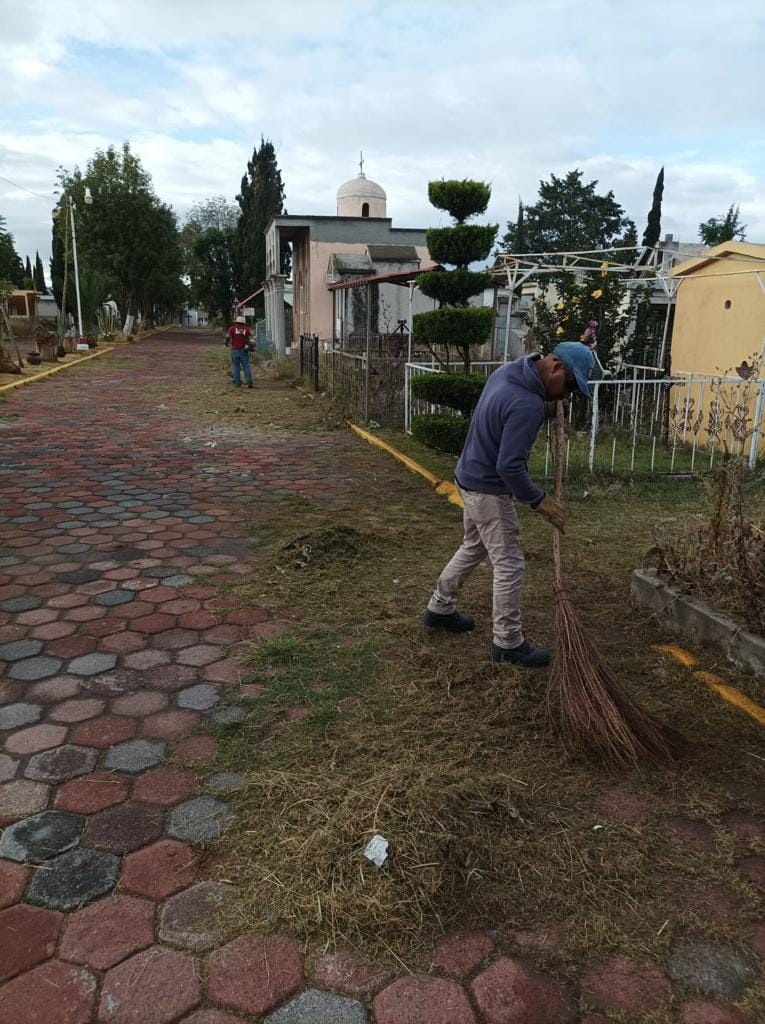 1698340686 141 En dias pasados el personal de parques y panteones termino