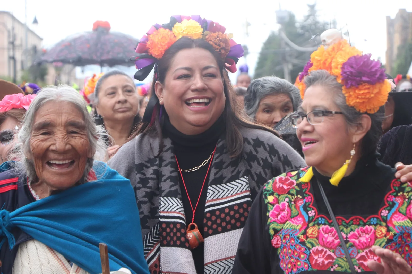 1698347365 Con gran entusiasmo nuestros abuelitos y abuelitas acompanados por la scaled