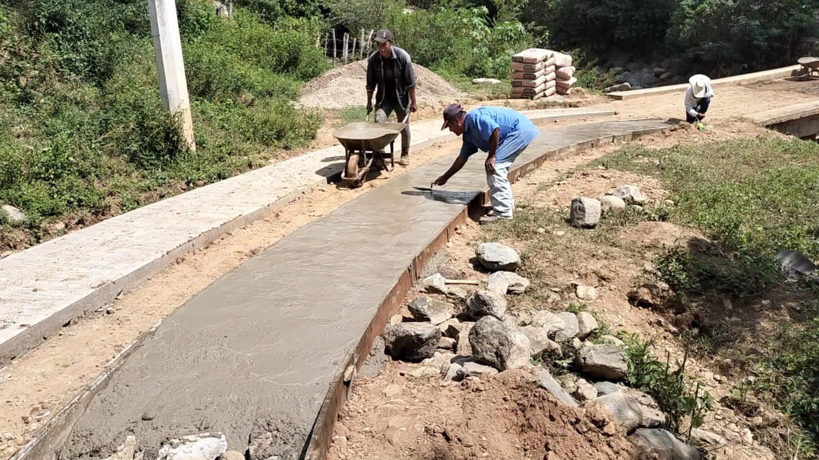 1698349957 665 Habitantes de San Felipe Tepehuastitlan trabajan en el acondicionamiento del