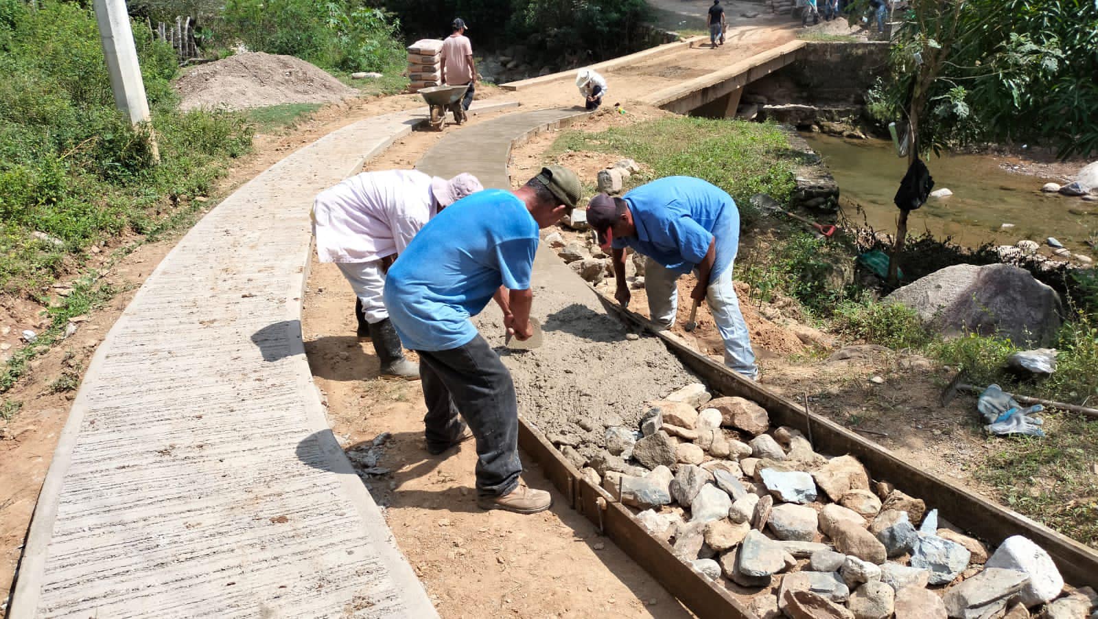 1698349970 931 Habitantes de San Felipe Tepehuastitlan trabajan en el acondicionamiento del