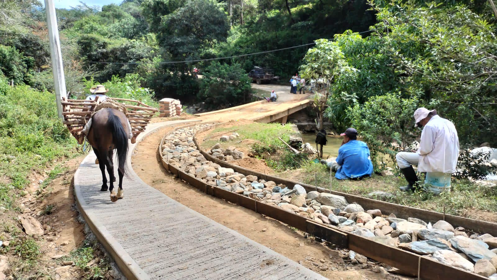 1698349982 Habitantes de San Felipe Tepehuastitlan trabajan en el acondicionamiento del