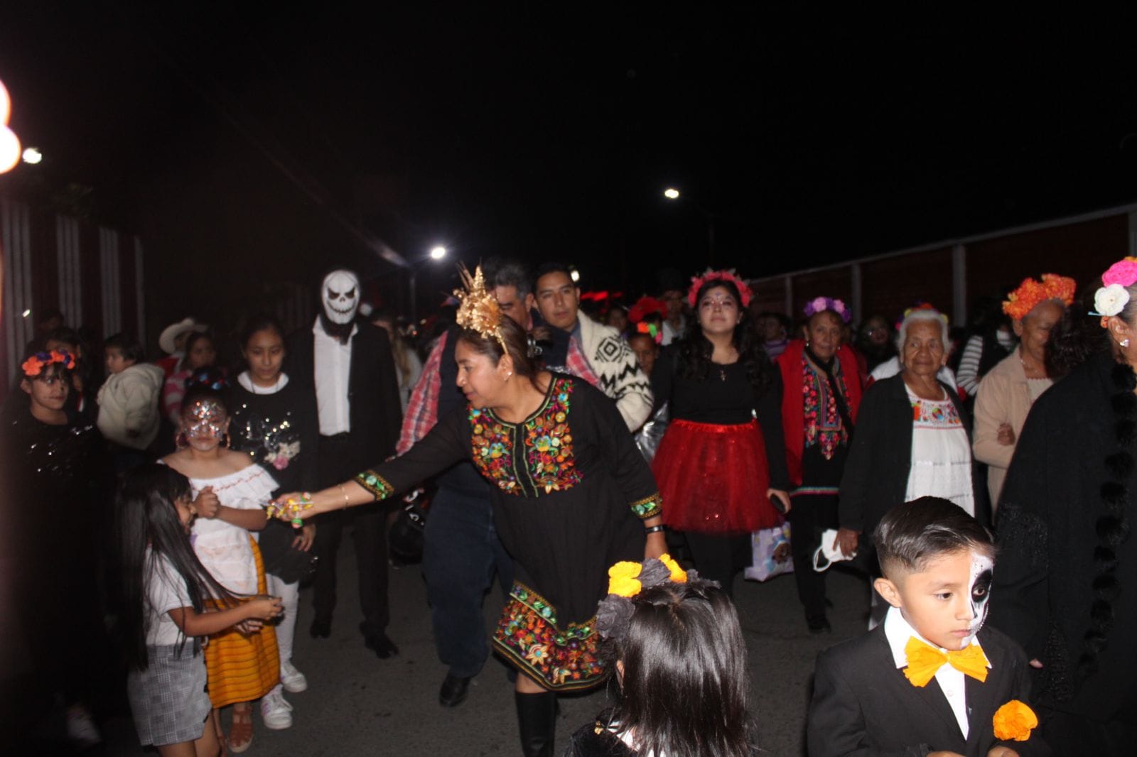 1698419861 433 Con musica de Xantolo danza y luces recordamos esta noche