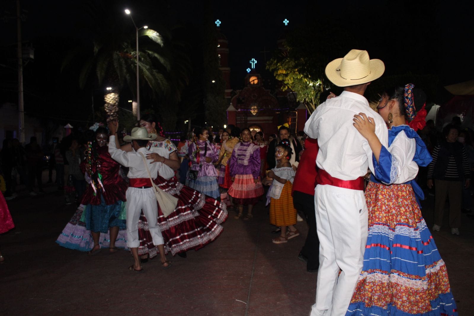 1698419867 949 Con musica de Xantolo danza y luces recordamos esta noche