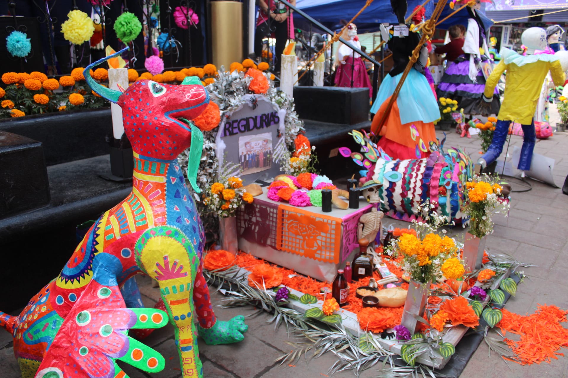 1698434377 624 ¿Ya conoces la OfrendaMonumental de alebrijes y calaveras OFRENDA POR