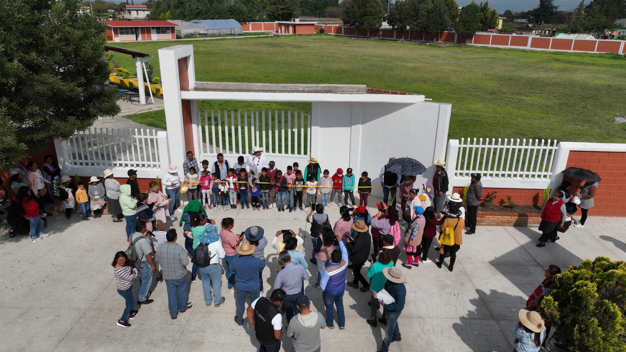 1698495835 586 En Dolores Enyege el presidente municipal Abuzeid Lozano entrego dos