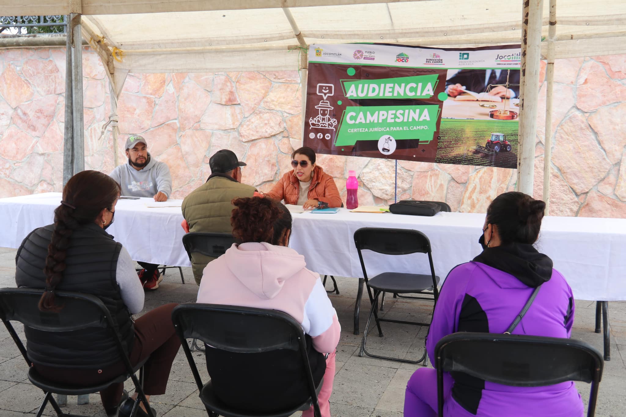 Continua la audiencia campesina en la plaza civica de la