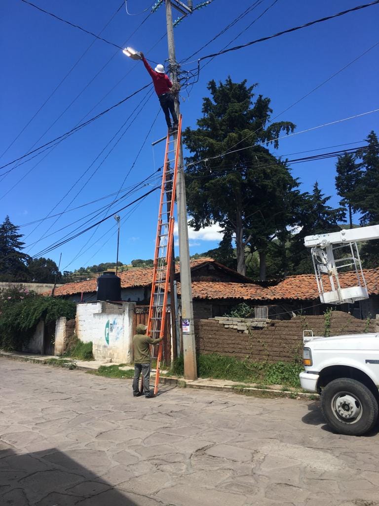 Nos encontramos reparando luminarias en el Barrio Primero de la