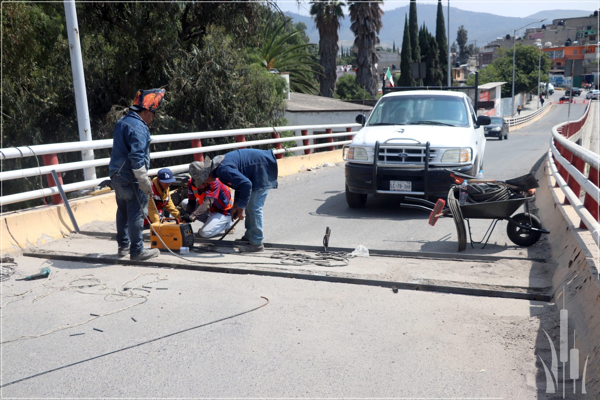 Nos encontramos trabajando en el puente vehicular de La Bandera