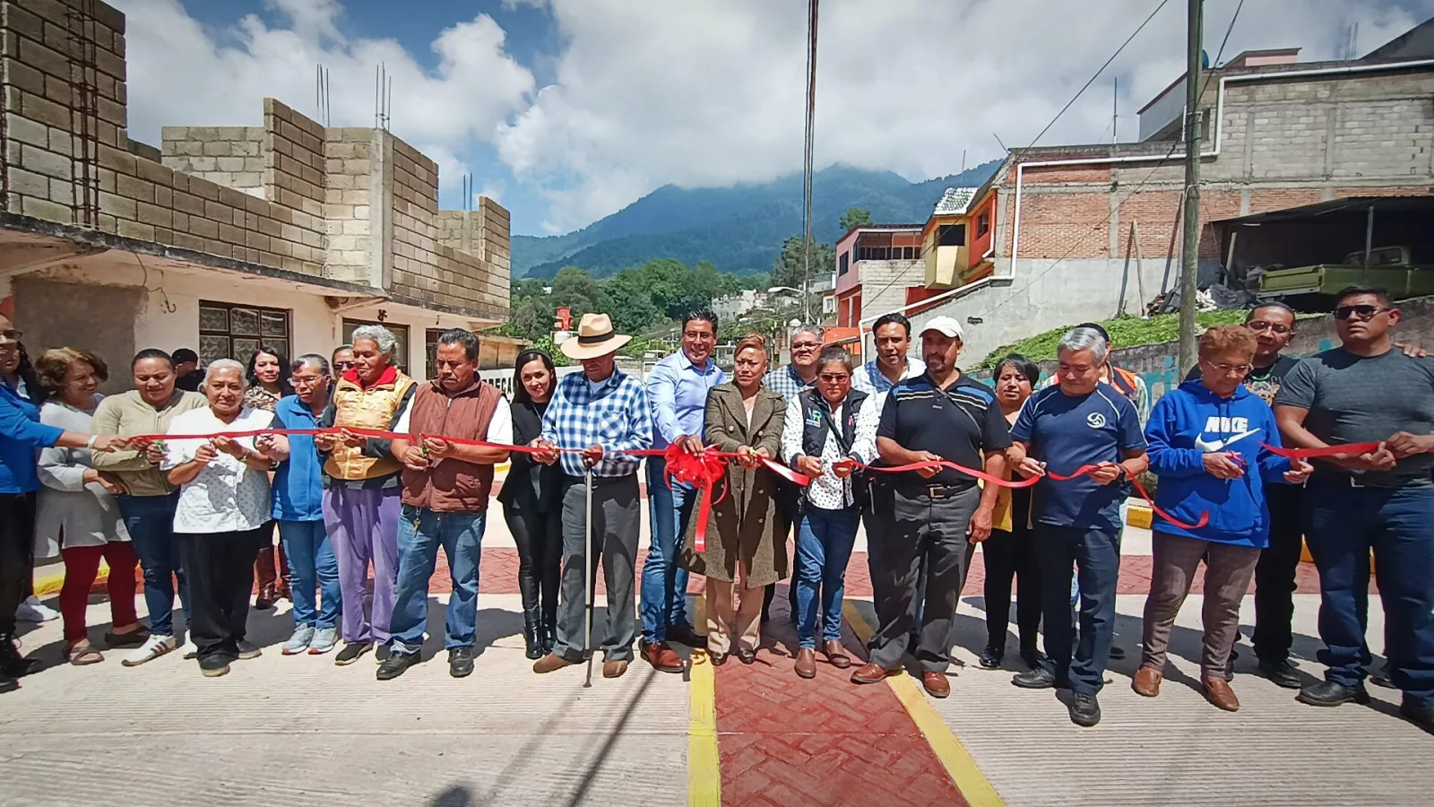 ¡Seguimos mejorando nuestras calles En compania de vecinas y vecinos scaled