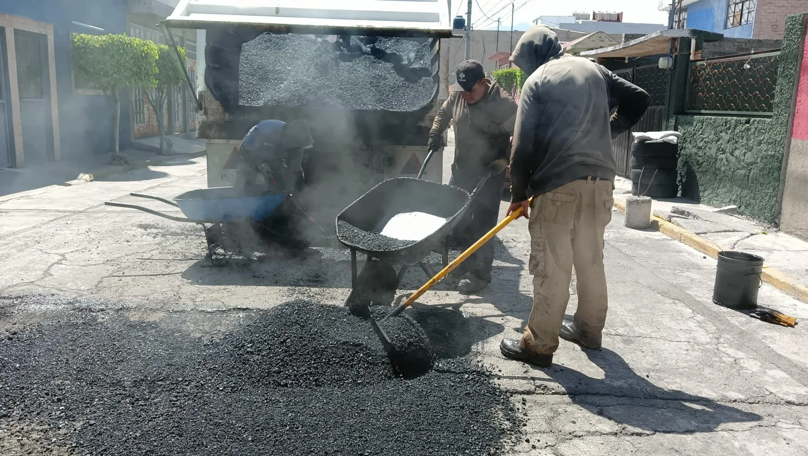 ¡Vialidades mas seguras Toma precauciones estamos realizando labores de bacheo scaled