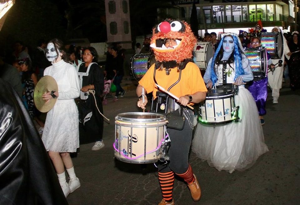 1699016034 275 Asi vivimos la procesion Catrines y Catrinas que esta tarde