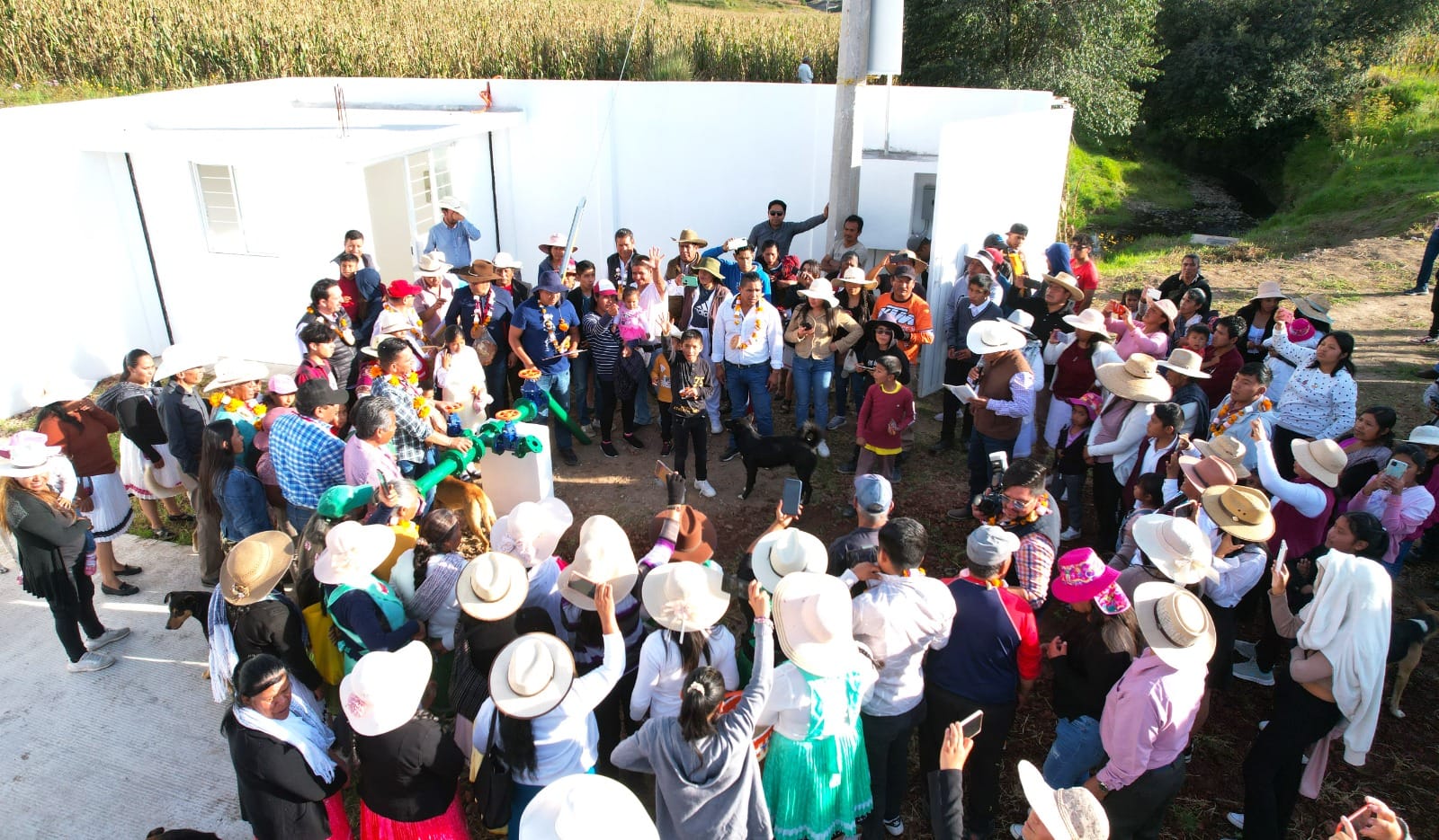 1699021734 86 En Barrio La Canada delegados comunidad y Ayuntamiento inauguramos un