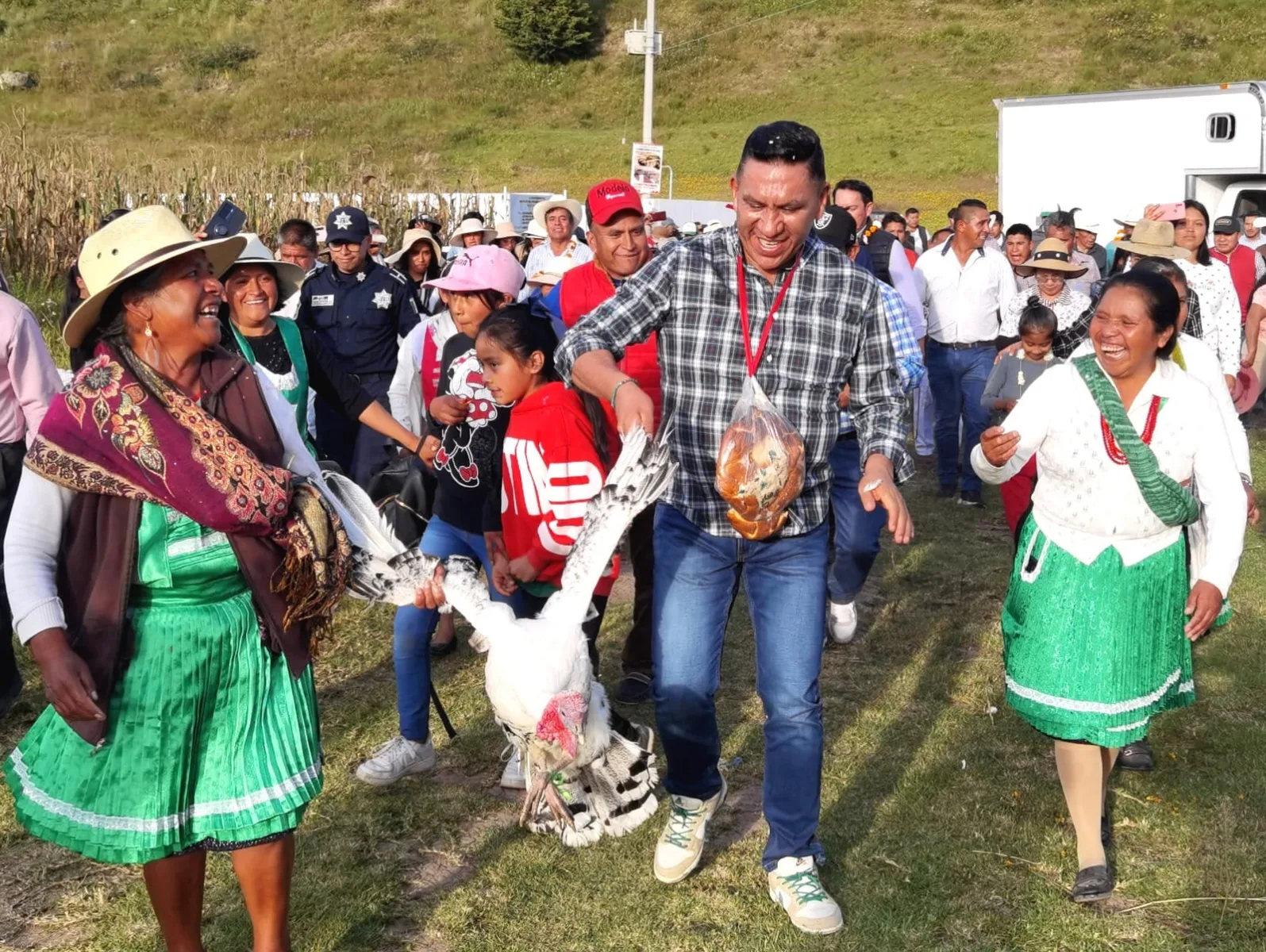 1699021741 991 En Barrio La Canada delegados comunidad y Ayuntamiento inauguramos un