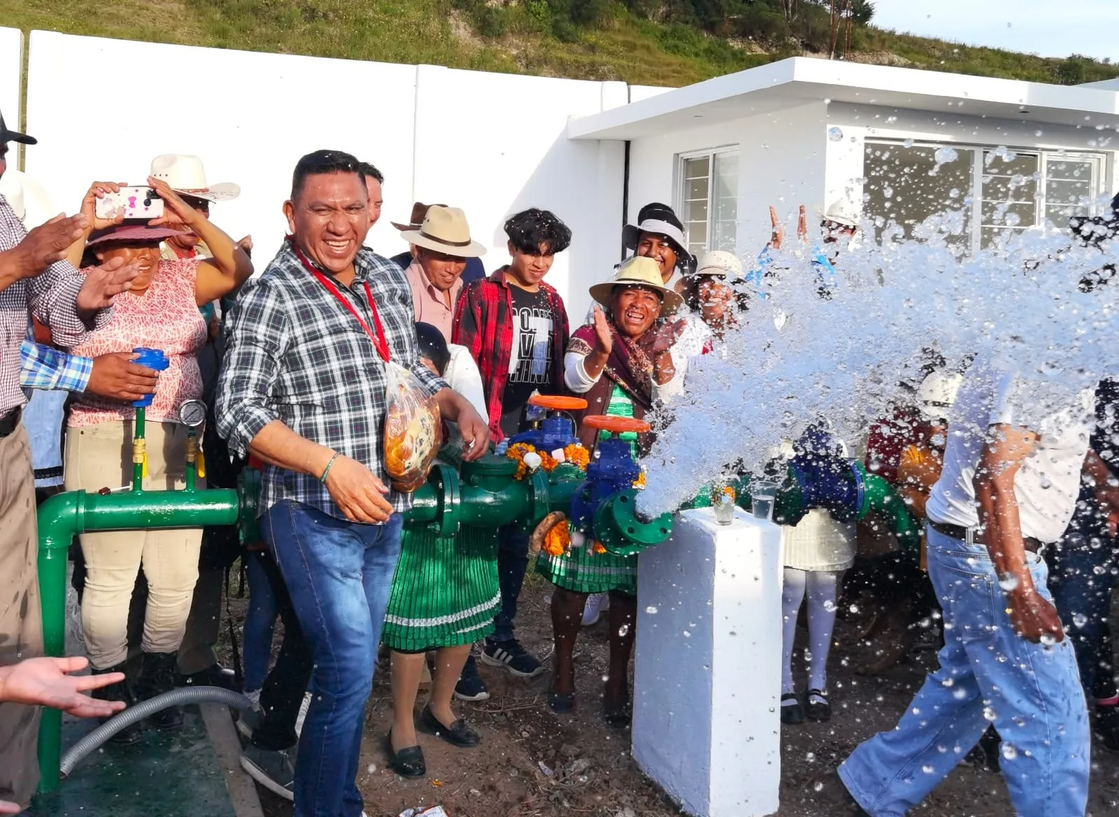 1699021768 En Barrio La Canada delegados comunidad y Ayuntamiento inauguramos un jpg